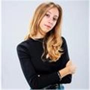 Studentessa al terzo anno di Business & Management, corso completamente erogato in lingua inglese. Base di liceo linguistico