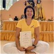 Sanatani, ausgebildete Yogalehrerin, gibt private Yogastunden, für Menschen, die fit und vital sein wollen