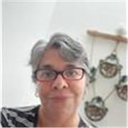 Profesora de Psicologia que imparte clase a universitarios y supervisión de casos