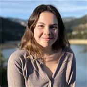 Profesora de música imparte clases a estudiantes de todas las edades