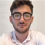 Profesor de matemática que imparte clases de matemática a niños de todas las edades