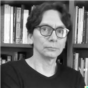 Hola, soy Jairo, escritor y profesor de escritura creativa en español con más de 20 años de experiencia.