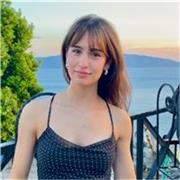 Titulada en Lenguas Extranjeras, con experiencia dando clases a niños de entre 6 y 14 años