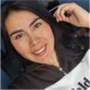 Profesora de apoyo escolar en clases para niños de forma virtual en materias como artes y español con una buena rutina de estudio