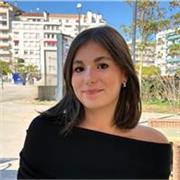 Jeune étudiante française voulant enseigner le français aux enfants en primaire
