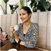 Me defino como una profesora entusiasta de los idiomas inglés, francés y árabe. Mis clases están dirigidas a todos.