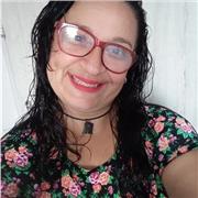 Maestra apoya al estudiante en su proceso de lectura, escritura y las matemáticas