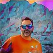 Profesor de Diseño Gráfico, con 30 años de experiencia en el sector.