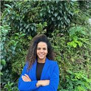 Profesora licenciada en Derecho, con estudios de postgrado en el área de Derecho Laboral, Civil, y Procesal.