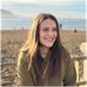 Profesora de primaria imparte clases a niños y niñas