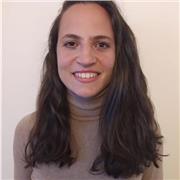 Profesora de inglés imparte clase a niños de todas las edades