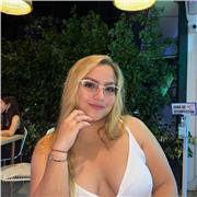 Profesora de inglés imparte clases a niños hasta los 12 años