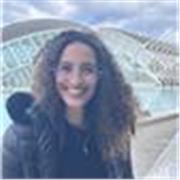 Soy profesora de matemáticas titulada, originaria de Brasil. Llevo más de tres años trabajando en la profesión.