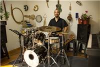 Profesor titulado de en pedagogía en artes musicales, ofrece clases de musica. Musico especializado en percusion afro-latina. (congas, bongos, timbaletas, maracas etc.) Tambien clases de bateria latina y jazz