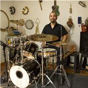 Profesor titulado de en pedagogía en artes musicales, ofrece clases de musica. Musico especializado en percusion afro-latina. (congas, bongos, timbaletas, maracas etc.) Tambien clases de bateria latina y jazz