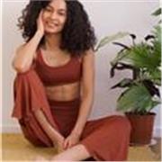 Professeure de yoga hatha et vinyasa - cours à domicile, en plein air ou en ligne