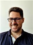 Docente di informatica impartisce lezioni su hardware/software/sistemi operativi/programmazione