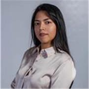 Profesora de Ciencias de la vida (Química y biología) imparte clase a estudiantes de educación primaria y secundaria