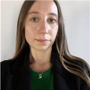 Studentessa universitaria offre ripetizioni di inglese a studenti delle scuole medie