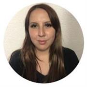 Pedagoga con maestría en educación que imparte materias en educación primaria y secundaria