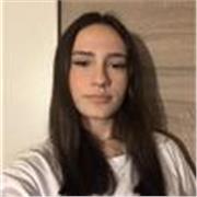 Soy una chica que tiene título de educación secundaria, un inglés básico y un buen trato de cara al público con titulación en TCAE