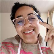 Soy artista análoga, me dedico a realizar obras de arte en diferentes superficies y con diferentes productos, llevando la creativi