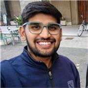 Insegnante di inglese che insegna inglese dal livello base a quello avanzato per studenti delle scuole superiori e intermedie