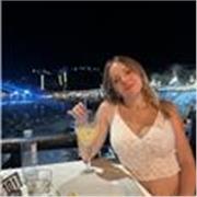 Responsable, paciente y dinámica; experiencia con niños en Francia. Daría clases de inglés y apoyo escolar.