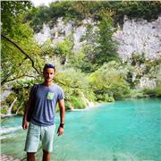 Entrenador titulado de pádel y tenis con más de 15 años de experiencia en competición y entrenamiento.