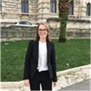 Giovane Avvocato civilista impartisce lezioni dì diritto