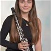Profesora con título profesional de música (especialidad clarinete) con media de 9 y que he empezado el grado superior de música. 