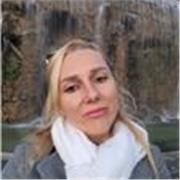 Laureata in Lingue e letterature straniere impartisce lezioni di italiano per stranieri.
