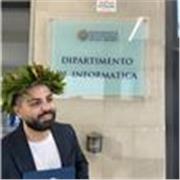 Laureato in informatica, impartisce lezioni di matematica, informatica e sistemi e reti per ragazzini di scuole medie e superiori