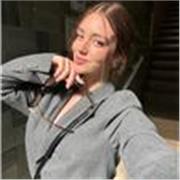 Soy una estudiante universitaria que me encanta enseñar y poder ayudar a través de mis conocimientos.