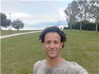 Maestro di nuoto specializzato nell'aiutare l'allievo a superare la paura dell'acqua e nell'insegnamento della nuotata delfino