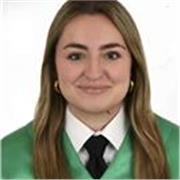 Profesora que imparte clases a niños de distintas edades