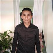 Estudiante de octavo semestre de educacion fisica y deporte con estrategias tecnicas y tacticas en el futbol