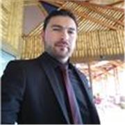 Profesor de guitarra con procesos evidentes de aprendizaje en sus estudiantes