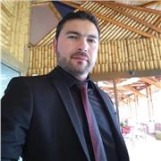 Profesor de guitarra con procesos evidentes de aprendizaje en sus estudiantes