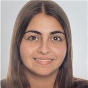 Profesora de apoyo dando clases particulares presencialmente