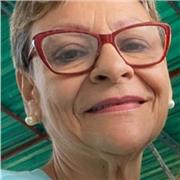 Maestra de preescolar ayuda a niños con tareas para el hogar