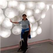 Docente di inglese impartisce lezioni in presenza e online per studenti della scuola secondaria di 1° e 2° grado