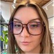 Étudiante à le recherche de jeunes à qui enseigner les bases de l'anglais