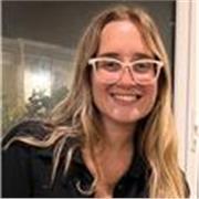 Profesora de primaria apta para dar clases en el nivel primario.