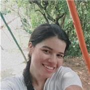 Estudiante universitaria de trabajo social e inglés imparte clases