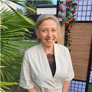 Je donne des cours de bien-être avec différentes méthodes pour lutter contre le stress, les angoisses.
Je montre comment masser avec son intuition,développement personnel