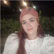 Insegnante di recitazione impartisce lezioni sulle tecniche teatrali