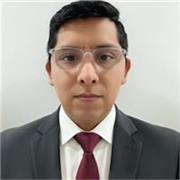 Profesor de informática que imparte a niños y personas mayores