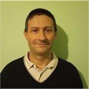 Profesor de química que imparte clases a estudiantes de escuela secundaria