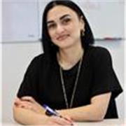 Englisch -Tutor,der Kinder aller Altersgruppen und Adults unterrichtet .